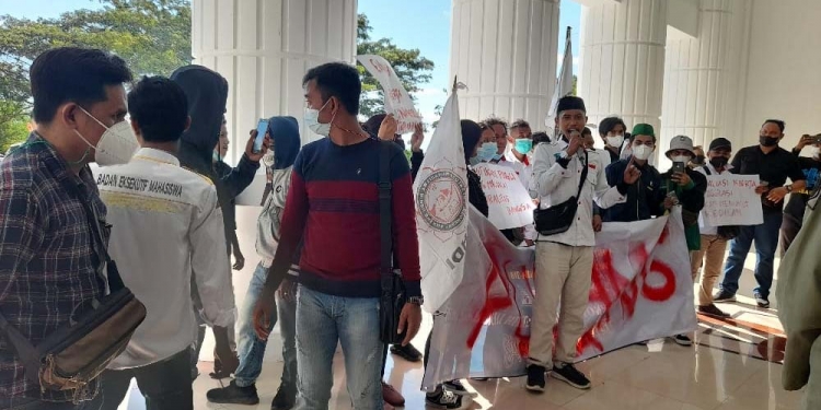 Masa aksi Aliansi Mahasiswa, dan Rakyat Gorontalo (Ampera) sedang lakukan unjuk rasa di kantor Dewan Perwakilan Rakyat Daerah (DPRD) Provinsi Gorontalo. Senin (26/7/2021). (Foto istimewa)