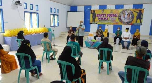 Gubernur Gorontalo Rusli Habibie saat memberikan sambutan pada pelaksanaan Bakti Sosial NKRI Peduli di Aula Kantor Camat, Kecamatan Bone Raya, Kabupaten Bone Bolango, Jumat (16/7/2021). (Foto: Kominfo)