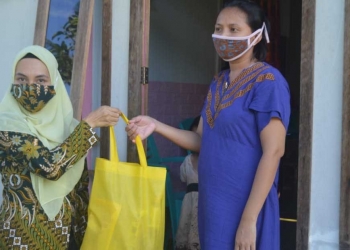 BAKTI SOSIAL - Kejaksaan Negeri Kabupaten Gorontalo memberikan bantuan sembako kepada masyarakat miskin yang terdampak Covid-19, di Desa Dulamayo Selatan Kecamatan Telaga Kabupaten Gorontalo, Selasa (13/7/2021). (Foto: Putra/Gopos)