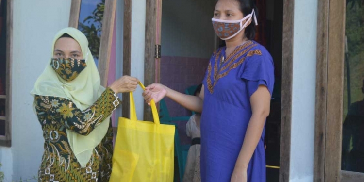 BAKTI SOSIAL - Kejaksaan Negeri Kabupaten Gorontalo memberikan bantuan sembako kepada masyarakat miskin yang terdampak Covid-19, di Desa Dulamayo Selatan Kecamatan Telaga Kabupaten Gorontalo, Selasa (13/7/2021). (Foto: Putra/Gopos)