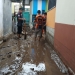 Tim BPBD Bone Bolango bersama pihak terkait saat membersihkan sisa lumpur akibat banjir yang menerjang Desa Huangobotu Kecamatan Kabila Bone. (Foto Istimewa)
