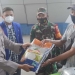 Kapolres Gorontalo, AKBP Ade Permana saat memberikan bantuan beras kepada salah satu Pedagang Kaki Lima (PKL) di Kawasan Menara Limboto, Jumat (23/7/2021). (Foto: Putra/Gopos)