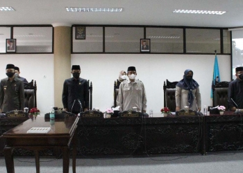 Jajaran pimpinan DPRD Kabupaten Blitar bersama Wabup Blitar, saat mengikuti jalannya Rapat Paripurna, di Gedung DPRD Kabupaten Blitar, Senin (26/7/2021). (Foto istimewa)