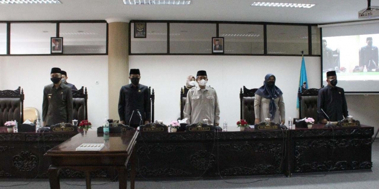 Jajaran pimpinan DPRD Kabupaten Blitar bersama Wabup Blitar, saat mengikuti jalannya Rapat Paripurna, di Gedung DPRD Kabupaten Blitar, Senin (26/7/2021). (Foto istimewa)