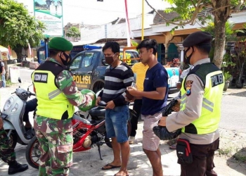 Petugas dari Kodim0808/Blitar bersama kepolisian mendisplinkan pelanggar protokol kesehatan. (Foto: dok. kodim 0808/Blitar)