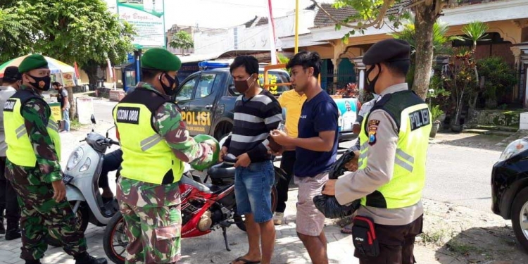 Petugas dari Kodim0808/Blitar bersama kepolisian mendisplinkan pelanggar protokol kesehatan. (Foto: dok. kodim 0808/Blitar)