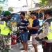 Petugas dari Kodim0808/Blitar bersama kepolisian mendisplinkan pelanggar protokol kesehatan. (Foto: dok. kodim 0808/Blitar)