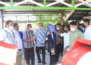 Wakil Ketua DPR RI, Rachmat Gobel didamping Bupati Bone Bolango Hamim Pou, saat menghadiri penyerahan bantuan alsintan bagi para petani di Bone Bolango. (Foto:  Onal/Prokopim)