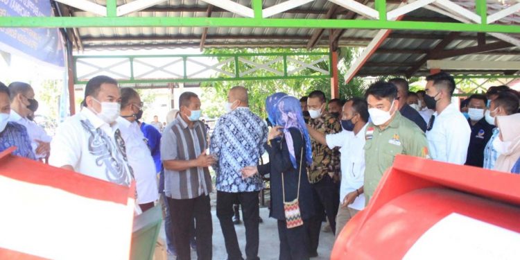 Wakil Ketua DPR RI, Rachmat Gobel didamping Bupati Bone Bolango Hamim Pou, saat menghadiri penyerahan bantuan alsintan bagi para petani di Bone Bolango. (Foto:  Onal/Prokopim)