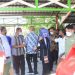 Wakil Ketua DPR RI, Rachmat Gobel didamping Bupati Bone Bolango Hamim Pou, saat menghadiri penyerahan bantuan alsintan bagi para petani di Bone Bolango. (Foto:  Onal/Prokopim)