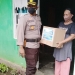 Kapolres Bone Bolango, AKBP Emile Reisitei Hartanto saat menyerahkan paket bantuan sembako kepada masyarakat. (Foto Humas Polres Bone Bolango)