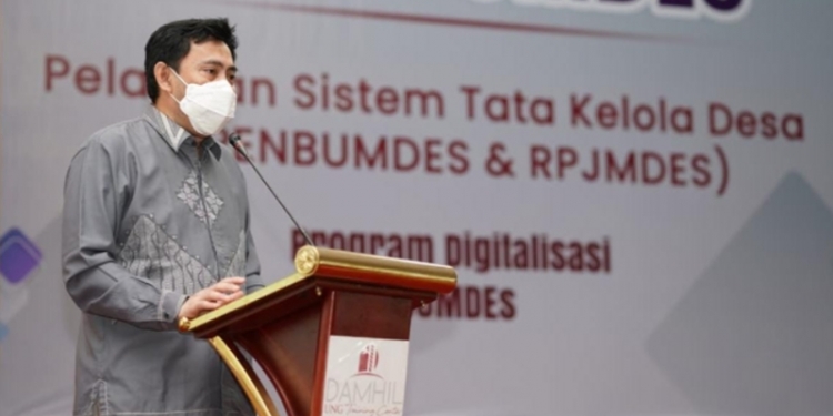 Direktur Utama BPU UNG Arbyn Dungga memberikan sambutan saat Pelatihan Sistem Tata Kelola Desa yang digelar oleh BPU UNG dan Pemerintah Daerah Kabupaten Pohuwato pada Sabtu, (24/7/2021) di Ballroom Hotel TC Damhil UNG. (hms/UNG)