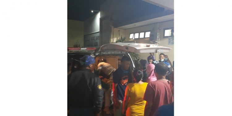 Proses evakuasi korban longsor yang terjadi di lokasi tambang Botudulanga, Desa Hulawa, Kecamatan Buntulia, Kabupaten Pohuwato,