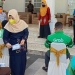 Gubernur Gorontalo Rusli Habibie , didampingi Ketua Tim Penggerak PKK Provinsi Gorontalo, Idah Syahida Rusli Habibie, sedang menyerahkan sembako kepada pengemudi bentor online, secara simbolis. Di Rumah dinas gubernur, Kamis (8/7/2021). (Foto: Sari/gopos)