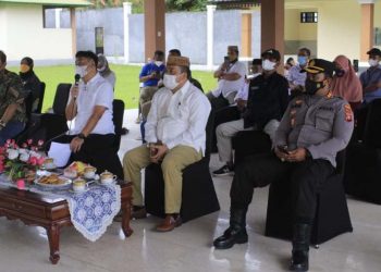 Bupati Bone Bolango Hamim Pou, didamping Forkopimda Kabupaten saat memaparkan kesiapan Kabupaten Bone Bolango hadapi lonjakan Covid-19 kepada Gubernur Gorontalo Rusli Habibie secara virtual. (Foto Irul/Kominfo)