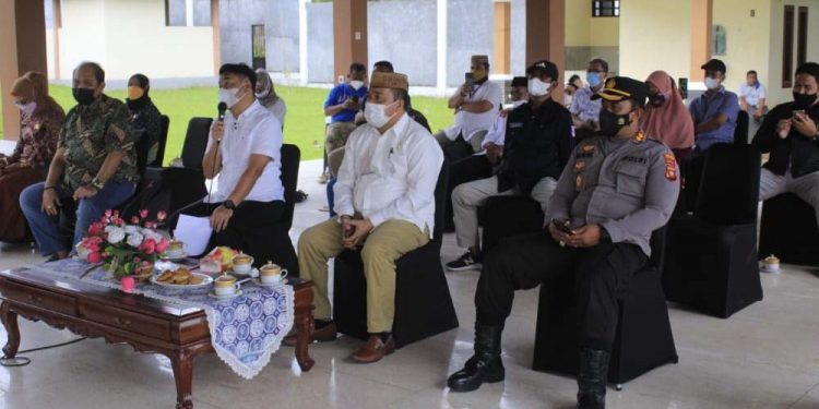 Bupati Bone Bolango Hamim Pou, didamping Forkopimda Kabupaten saat memaparkan kesiapan Kabupaten Bone Bolango hadapi lonjakan Covid-19 kepada Gubernur Gorontalo Rusli Habibie secara virtual. (Foto Irul/Kominfo)