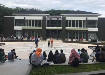 Bupati Hamim Pou saat berdialog dengan mahasiswa calon penerima program beasiswa Bone Bolango Cemerlang (BBC) di halaman MPP Bone Bolango, beberapa waktu yang lalu. (Foto istimewa)