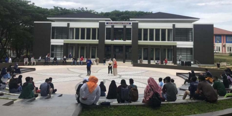 Bupati Hamim Pou saat berdialog dengan mahasiswa calon penerima program beasiswa Bone Bolango Cemerlang (BBC) di halaman MPP Bone Bolango, beberapa waktu yang lalu. (Foto istimewa)