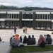 Bupati Hamim Pou saat berdialog dengan mahasiswa calon penerima program beasiswa Bone Bolango Cemerlang (BBC) di halaman MPP Bone Bolango, beberapa waktu yang lalu. (Foto istimewa)