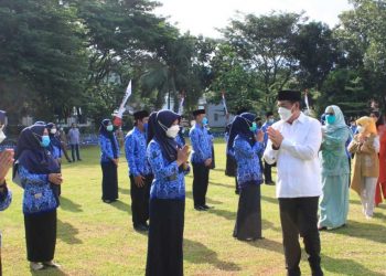 Bupati Bone Bolango, Hamim Pou didampingi Wakili Bupati Bone Bolango, Merlan S. Uloli dan Kepala Dinas Kesehatan Kabupaten Bone Bolango, dr. Meyrin Kadir saat memberikan selamat kepada 251 pejabat fungsional yang dilantik. (Foto Fajrin/Sespri Wabup)