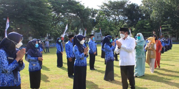 Bupati Bone Bolango, Hamim Pou didampingi Wakili Bupati Bone Bolango, Merlan S. Uloli dan Kepala Dinas Kesehatan Kabupaten Bone Bolango, dr. Meyrin Kadir saat memberikan selamat kepada 251 pejabat fungsional yang dilantik. (Foto Fajrin/Sespri Wabup)