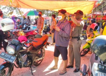Tim gabungan PAM Protokol Kesehatan yang terdiri dari gabungan TNI/Polri, Satpol PP provinsi dan kabupaten/kota, serta BPBD Provinsi Gorontalo saat melakukan razia protokol kesehatan di lokasi Pasar Rabu Kota Gorontalo. (Foto; Dok. PAM)