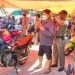 Tim gabungan PAM Protokol Kesehatan yang terdiri dari gabungan TNI/Polri, Satpol PP provinsi dan kabupaten/kota, serta BPBD Provinsi Gorontalo saat melakukan razia protokol kesehatan di lokasi Pasar Rabu Kota Gorontalo. (Foto; Dok. PAM)