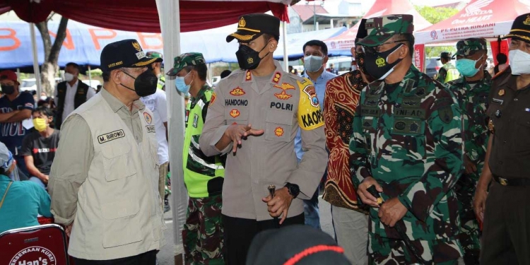 Kapolres Tulungagung, AKBP Handono Subiakto saat meninjau Vaksinasi Nasional, di GOR Lembu Peteng, Kabupaten Tulungagung, Minggu (19/7/2021).
