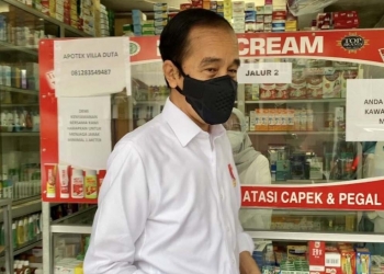 Presiden Republik Indonesia, Joko Widodo saat mengecek ketersediaan obat dan vitamin di salah satu apotek yang ada di wilayah Bogor. (Foto Kemenkominfo RI)