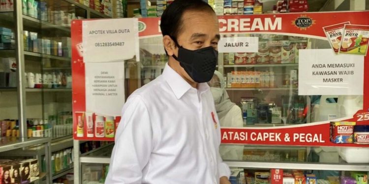Presiden Republik Indonesia, Joko Widodo saat mengecek ketersediaan obat dan vitamin di salah satu apotek yang ada di wilayah Bogor. (Foto Kemenkominfo RI)