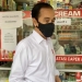 Presiden Republik Indonesia, Joko Widodo saat mengecek ketersediaan obat dan vitamin di salah satu apotek yang ada di wilayah Bogor. (Foto Kemenkominfo RI)