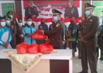 Kepala Kejaksaan Negeri Pohuwato, Mas'ud bersama jajaran KASI sedang membagikan sembako kepada petugas kebersihan yang bekerja di kejaksaan.(Foto Istimewa)