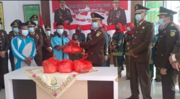Kepala Kejaksaan Negeri Pohuwato, Mas'ud bersama jajaran KASI sedang membagikan sembako kepada petugas kebersihan yang bekerja di kejaksaan.(Foto Istimewa)