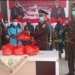 Kepala Kejaksaan Negeri Pohuwato, Mas'ud bersama jajaran KASI sedang membagikan sembako kepada petugas kebersihan yang bekerja di kejaksaan.(Foto Istimewa)