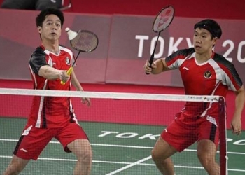 Pasangan ganda putra Indonesia, Kevin Sanjaya Sukamuljo/Marcus Fernaldi Gideon secara mengejutkan tersingkir di perempat final Olimpiade Tokyo 2020', usai kalah dari wakil Malaysia Aaron Chia/Soh Wooi Yik dalam dua gim langsung dengan skor 14-21 17-21 di Musashino Forest Sports Plaza, Tokyo, Kamis (29/7/2021). [AFP].