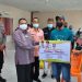 Wagub Gorontalo H. Idris Rahim, menyerahkan secara simbolis bantuan stimulan bagi korban bencana kebakaran pada bakti sosial NKRI Peduli di Kecamatan Tibawa, Kabupaten Gorontalo, Kamis (29/7/2021). (Foto: Haris/Kominfo)