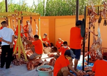 Petugas sedang memisahkan daging sapi kurban, yang nantinya dibagikan kepada masyarakat, Rabu (21/7/2021). (Foto: Sari/gopos)