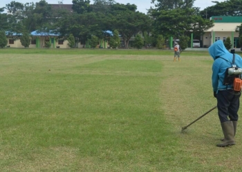 Persiapan yang diakukan untuk menggelar Salat Iduladha berupa pembersihan lapangan, dan pemangkasan rumput, di lapangan Sport Center Limboto, Senin (19/7/2021). (Foto: Putra/Gopos)