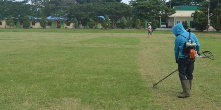 Persiapan yang diakukan untuk menggelar Salat Iduladha berupa pembersihan lapangan, dan pemangkasan rumput, di lapangan Sport Center Limboto, Senin (19/7/2021). (Foto: Putra/Gopos)