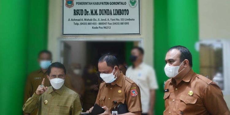 Bupati Gorontalo, Nelson Pomalingo (kiri) saat mengecek kesiapan alat serta tenaga kesehatan, bersama Kepala Dinas Kesehatan Kabupaten Gorontalo, Roni Sampir (tengah) dan PLT RSUD MM Dunda Kabupaten Gorontalo Ismail Akase, di RSUD MM Dunda Kabupaten Gorontalo. (Foto: Putra/Gopos)