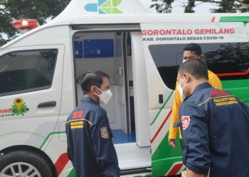 Bupati Gorontalo, Nelson Pomalingo saat mengecek Mobil PCR Pertama di Kabupaten Gorontalo. (Foto: Putra/Gopos)