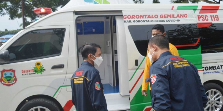 Bupati Gorontalo, Nelson Pomalingo saat mengecek Mobil PCR Pertama di Kabupaten Gorontalo. (Foto: Putra/Gopos)