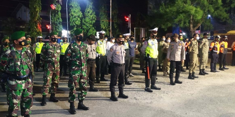 Personil gabungan dari unsur TNI, Polri, dan Pemerintah Kabupaten Bone Bolango saat melaksanakan apel sebelum melakukan Operasi Yustisi Terpadu. (Foto Istimewa)