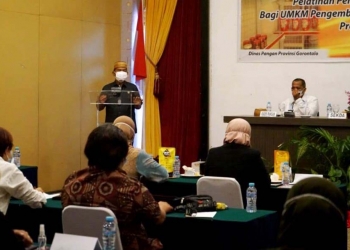 Sekretaris Daerah Provinsi Gorontalo Darda Daraba saat membuka pelatihan penguatan kelembagaan sumber daya manusia (SDM) bagi usaha mikro kecil dan menengah (UMKM) pengembangan industri pangan lokal (PIPL) Bertempat di Grand Q Hotel, Kamis (22/7/2021). Pelatihan tersebut diikuti 20 peserta dari kabupaten kota se Provinsi Gorontalo yang  bertujuan agar pelaku UMKM pangan lokal bisa berdaya saing di masa pandemi Covid-19. (Foto: Nova/Kominfo)