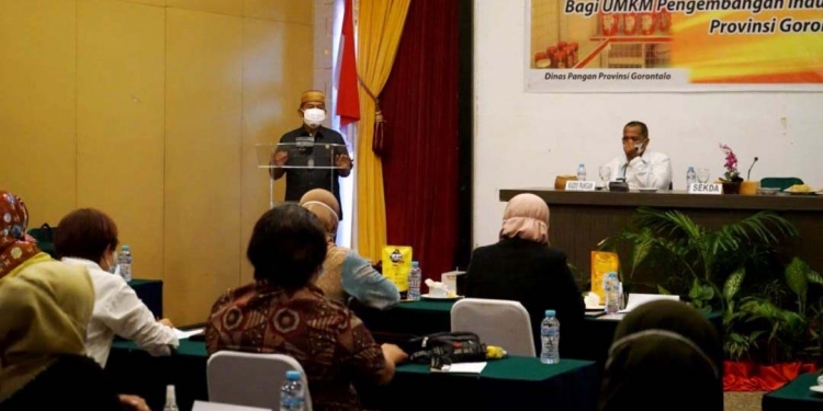 Sekretaris Daerah Provinsi Gorontalo Darda Daraba saat membuka pelatihan penguatan kelembagaan sumber daya manusia (SDM) bagi usaha mikro kecil dan menengah (UMKM) pengembangan industri pangan lokal (PIPL) Bertempat di Grand Q Hotel, Kamis (22/7/2021). Pelatihan tersebut diikuti 20 peserta dari kabupaten kota se Provinsi Gorontalo yang  bertujuan agar pelaku UMKM pangan lokal bisa berdaya saing di masa pandemi Covid-19. (Foto: Nova/Kominfo)
