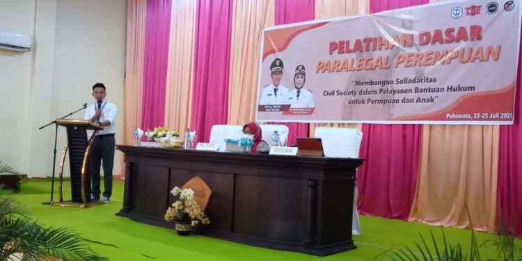 Ketua Wahana Keadilan LBH Pohuwato, Stenly Nipi, bersama Asisten II Perekonomian, Rusmiati Pakaya. (Foto istimewa)