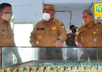 Gubernur Gorontalo Rusli Habibie (tengah) saat meninjau kesiapan RS Aloei Saboe, untuk menghadapi kemungkinan terburuk lonjakan pasien Covid-19. RS rujukan Covid-19 itu saat ini, baru memiliki 70 bed untuk menampung pasien covid-19. (Foto: Haris Kominfo).