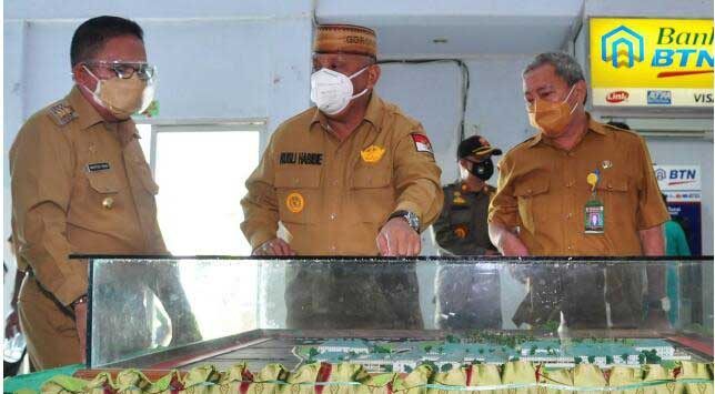 Gubernur Gorontalo Rusli Habibie (tengah) saat meninjau kesiapan RS Aloei Saboe, untuk menghadapi kemungkinan terburuk lonjakan pasien Covid-19. RS rujukan Covid-19 itu saat ini, baru memiliki 70 bed untuk menampung pasien covid-19. (Foto: Haris Kominfo).