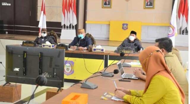 Gubernur Rusli Habibie, Wakil Gubernur Idris Rahim, Sekdaprov Gorontalo Darda Daraba saat memimpin rapat diperluas bersama Forkopimda terkait Perkembangan Penanganan Covid-19 di Provinsi Gorontalo, Senin (5/7/2021). (Foto: Salman/Kominfo)