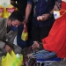 Petugas dari Dinas Sosial Provinsi Gorontalo (kiri), menyerahkan paket bantuan langsung pangan kepada Keluarga Penerima Manfaat (KPM) pada bakti sosial NKRI Peduli di Kecamatan Pulubala, Kabupaten Gorontalo, Kamis (29/7/2021). (Foto: Haris/Kominfo)
